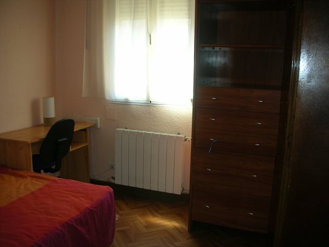 Piso Compartido - Valladolid - Habitacion a chica no fumadora, cerca del Clinico, Universidad, Centro | EasyPiso - Image 1