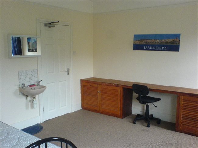 Flatshare - Basingstoke and Deane - ROOMS TO LET IN BASINGSTOKE TOWN CENTRE | EasyRoommate - Image 2