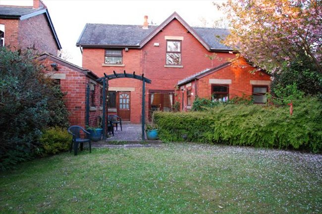 Flatshare - Preston - Room available now in a large character property - FIBRE 100MB WIFI | EasyRoommate - Image 2