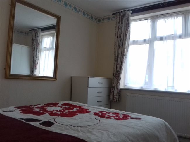 Flatshare - Northampton - BRIGHT AND BEAUTIFUL DOUBLE ROOM IN NN5 6BA | EasyRoommate - Image 2