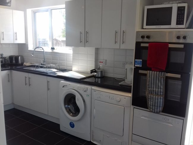 Flatshare - Northampton - BRIGHT AND BEAUTIFUL DOUBLE ROOM IN NN5 6BA | EasyRoommate - Image 5
