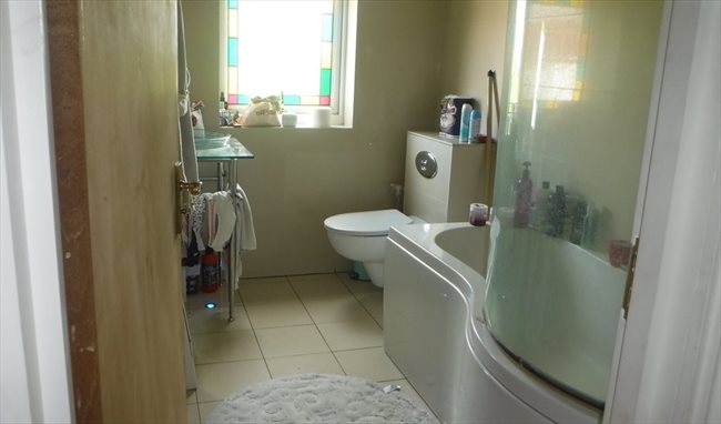 Flatshare - Greenford - Double Room in Greenford to rent to student/prof. | EasyRoommate - Image 3