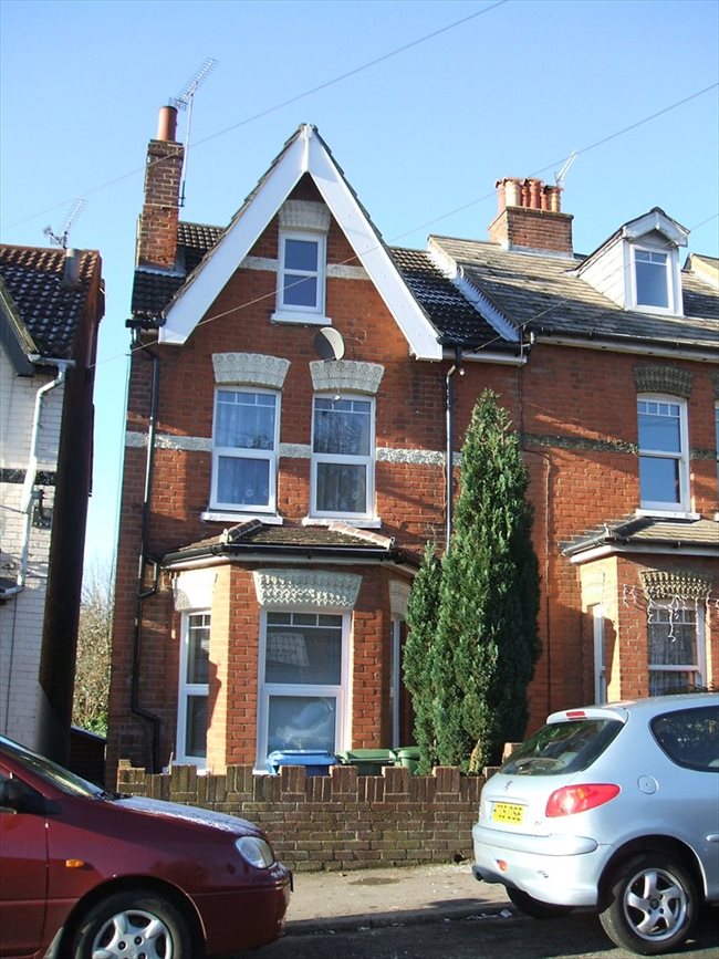 Flatshare - Hart and Rushmoor - Lovely Furnished Double . | EasyRoommate - Image 1