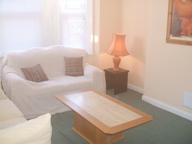 Flatshare - Hart and Rushmoor - Lovely Furnished Double . | EasyRoommate - Image 4