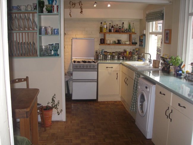 Flatshare - Nottingham - Spacious furnished attic room in Victorian house | EasyRoommate - Image 2