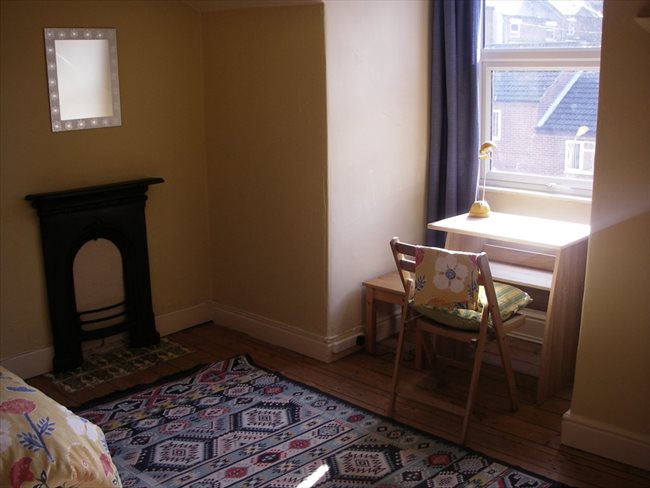 Flatshare - Nottingham - Spacious furnished attic room in Victorian house | EasyRoommate - Image 3