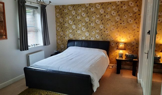 Photo of Large double bedroom with private use of bathroom. in Swindon