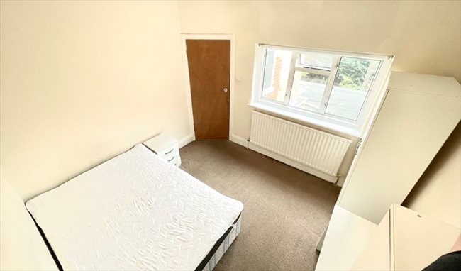 Photo of Double bedroom 3 mins walk to Ealing Broadway Station in London