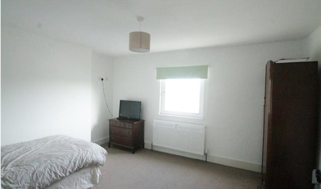 Photo of Double room for quiet clean professional female in Gravesend